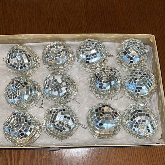 Collection of 12 silver mirrored apple Christmas tree ornaments - Picture 5 of 8
